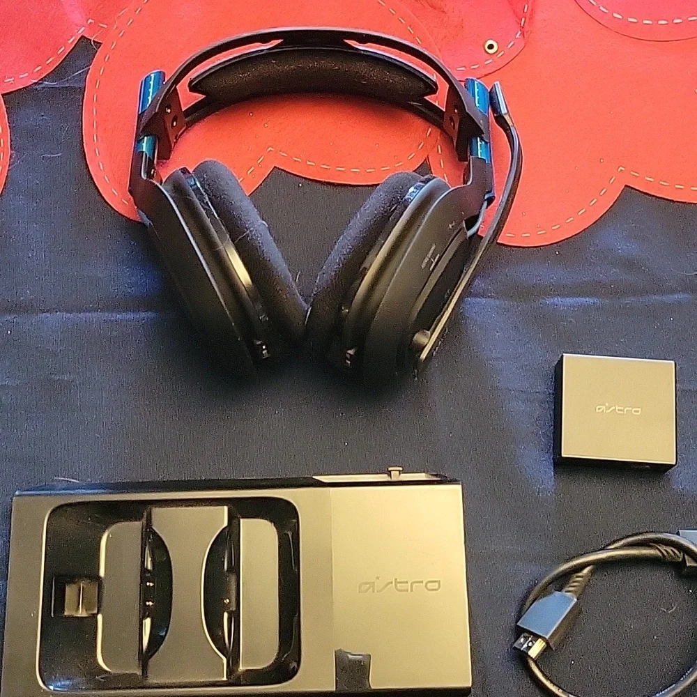 Astro A50 Wireless Gaming Headphones - Picture 3 of 4